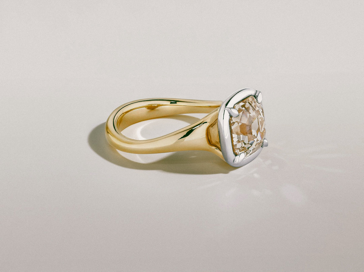 Aomi / 3.03 ct Asscher